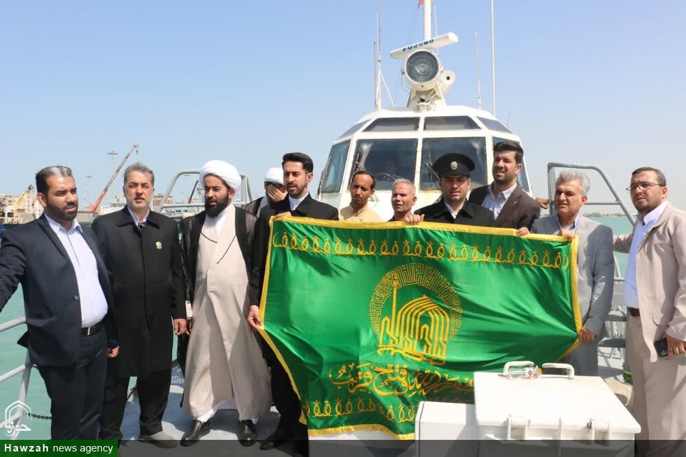 تصاویر/ اهتزاز پرچم متبرک حرم مطهر رضوی بر آب های نیلگون خلیج فارس