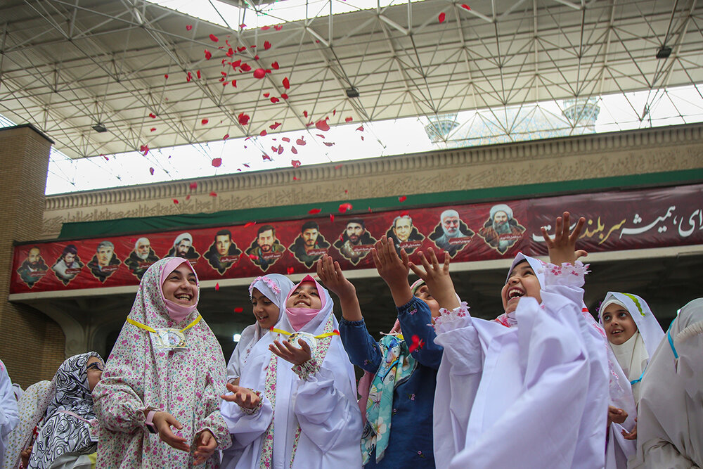 جشنی دخترانه در حرم بهترین دختر دنیا