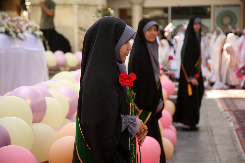 جشنی دخترانه در حرم بهترین دختر دنیا