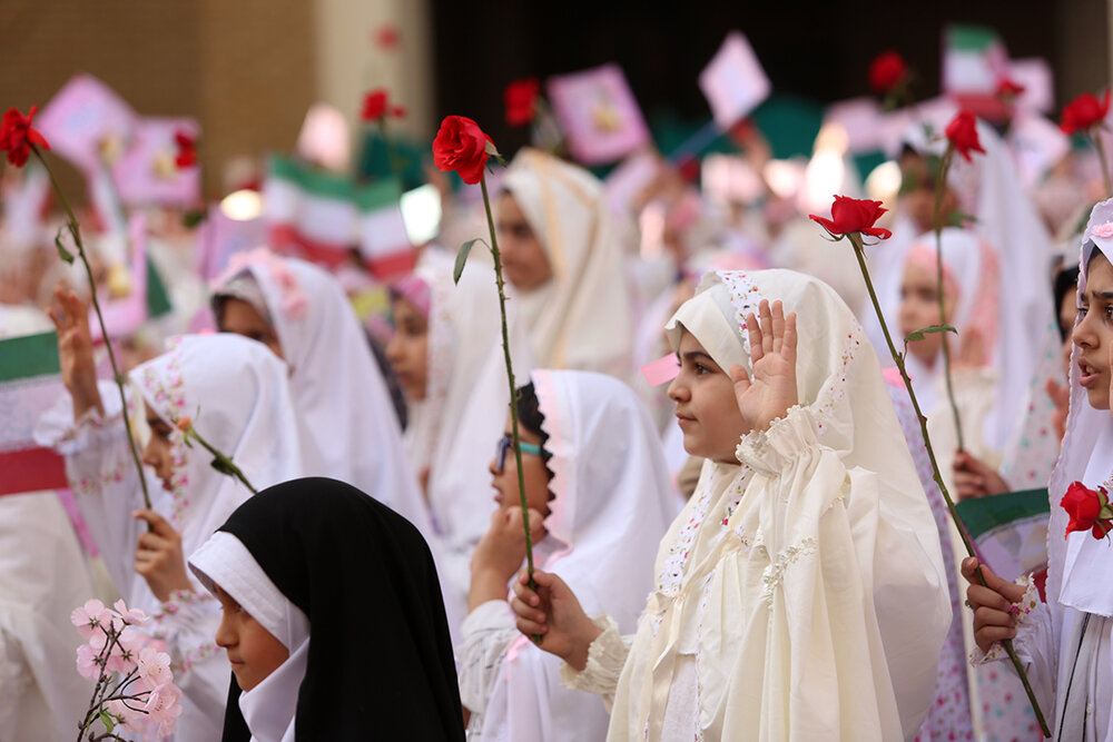 جشنی دخترانه در حرم بهترین دختر دنیا