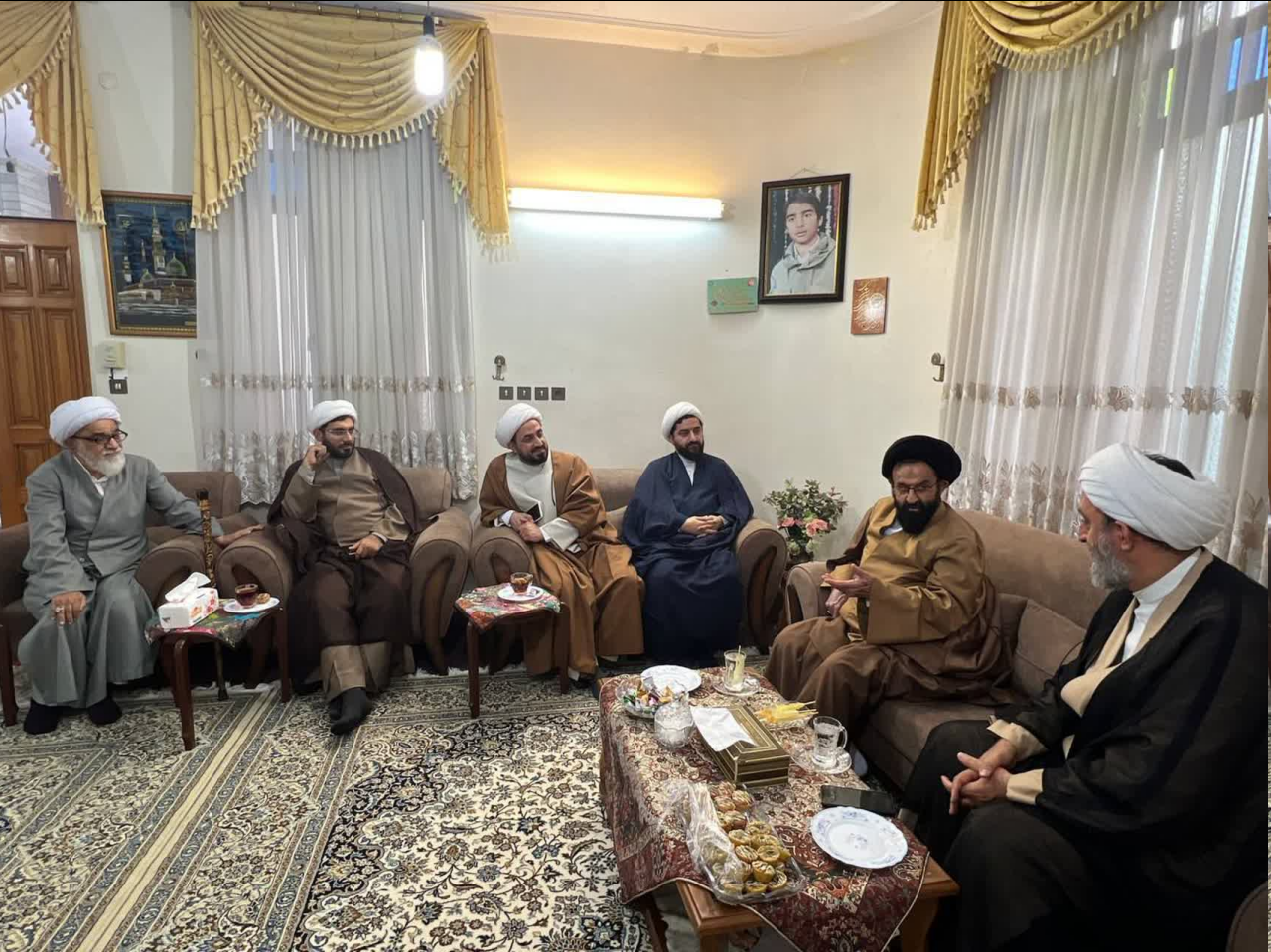 دیدار رئیس مرکز ارتباطات دولت و روحانیت با خانواده روحانی شهید محمد مهدی ولی نژاد + عکس