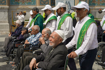 تصاویر/ تشرف زائران سالمند به حرم مطهر رضوی