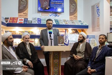رونمایی از کتاب معاون پژوهش حوزه علمیه تهران در غرفۀ انتشارات فارس نمایشگاه کتاب