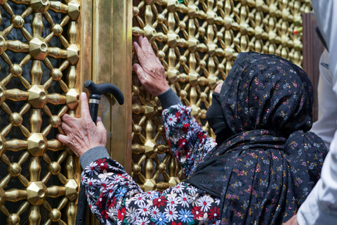 تصاویر/ تشرف زائران سالمند به حرم مطهر رضوی