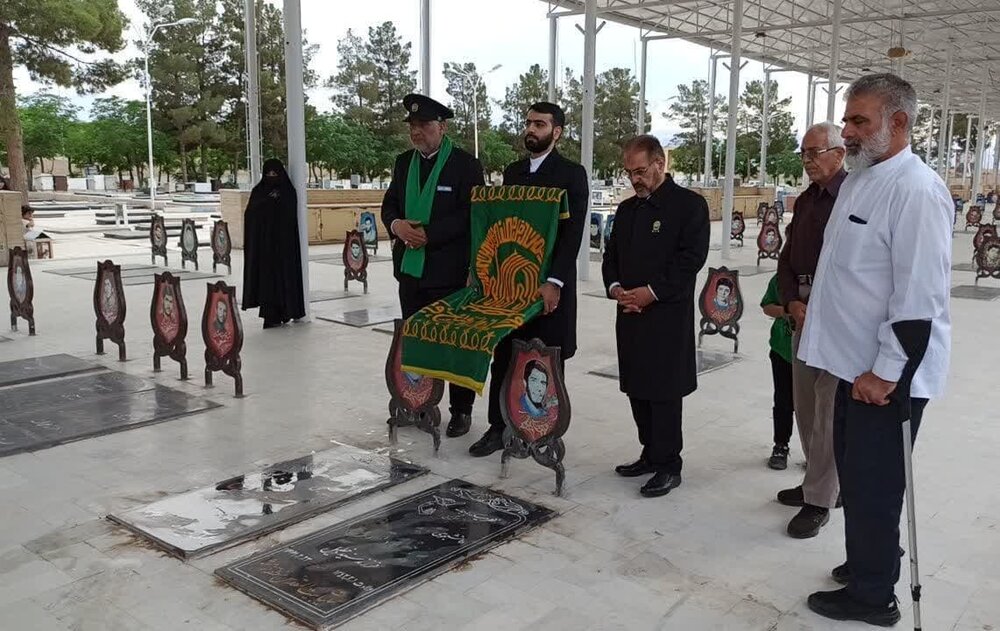 حضور خادمان حرم رضوی بر سر مزار پدر شهید متولی نوش‌آبادی