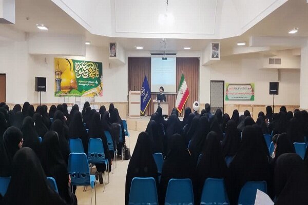 خواهران طلبه آماده عکسالعمل در برابر توطئههای دشمنان باشند