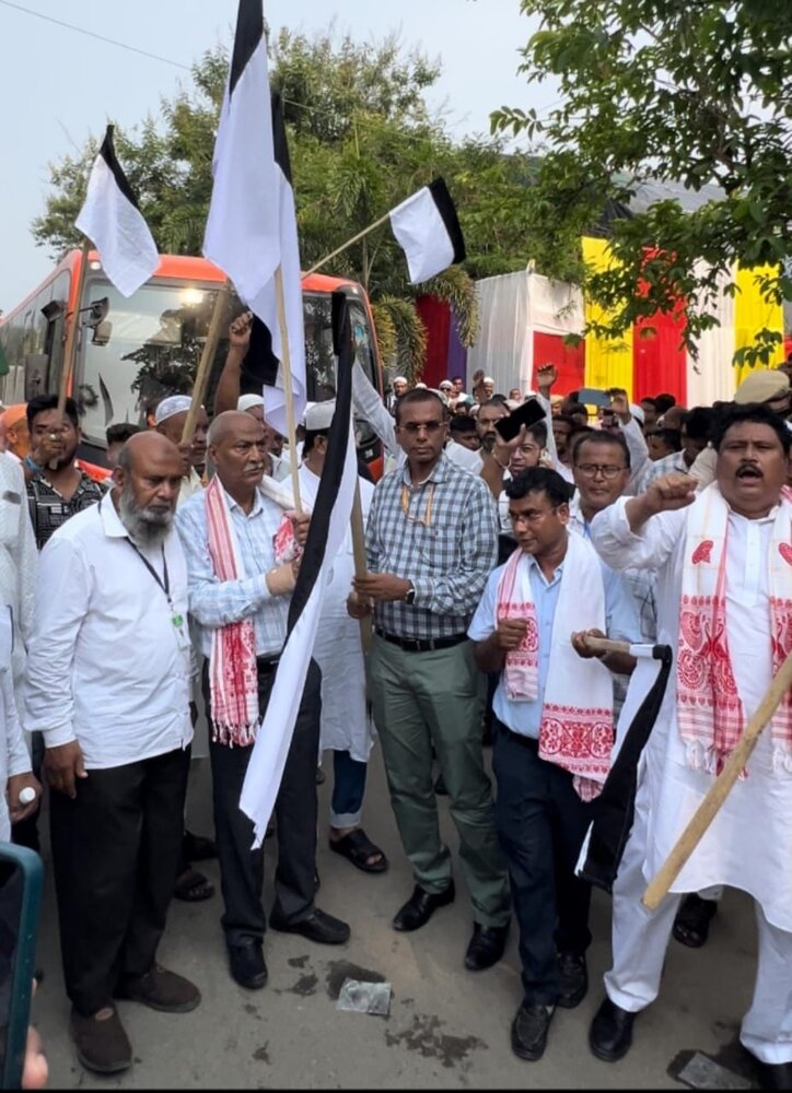 हज 2024: भारतीय हज यात्रियों का एहराम में पहला जत्था गुवाहाटी से मक्का रवाना। डॉ. लियाकत अली अफाकी ने झंडी दिखा कर विदा किया