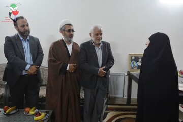 تصاویر/ دیدار استاندار و مدیر کل بنیاد شهید لرستان با مادر شهیدان والامقام امیدی