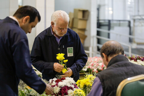 تصاویر/ آماده‌سازی گل‌های حرم مطهر رضوی در دهه کرامت
