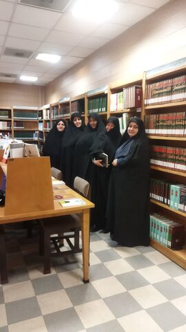 تصاویر/بازدید طلاب ساوه ای از کتابخانه و پایان نامه های موسسه آموزش عالی حوزوی معصومیه قم