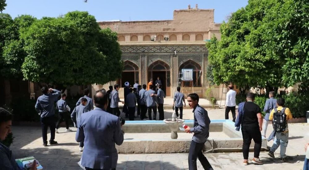 برگزاری اردوی دانش‌آموزی در مدرسه علمیه منصوریه شیراز