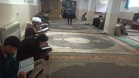 تصاویر/ مراسم تلاوت قرآن به مناسبت شهادت آیت الله رئیسی در مدرسه علمیه امام صادق (ع) بیجار