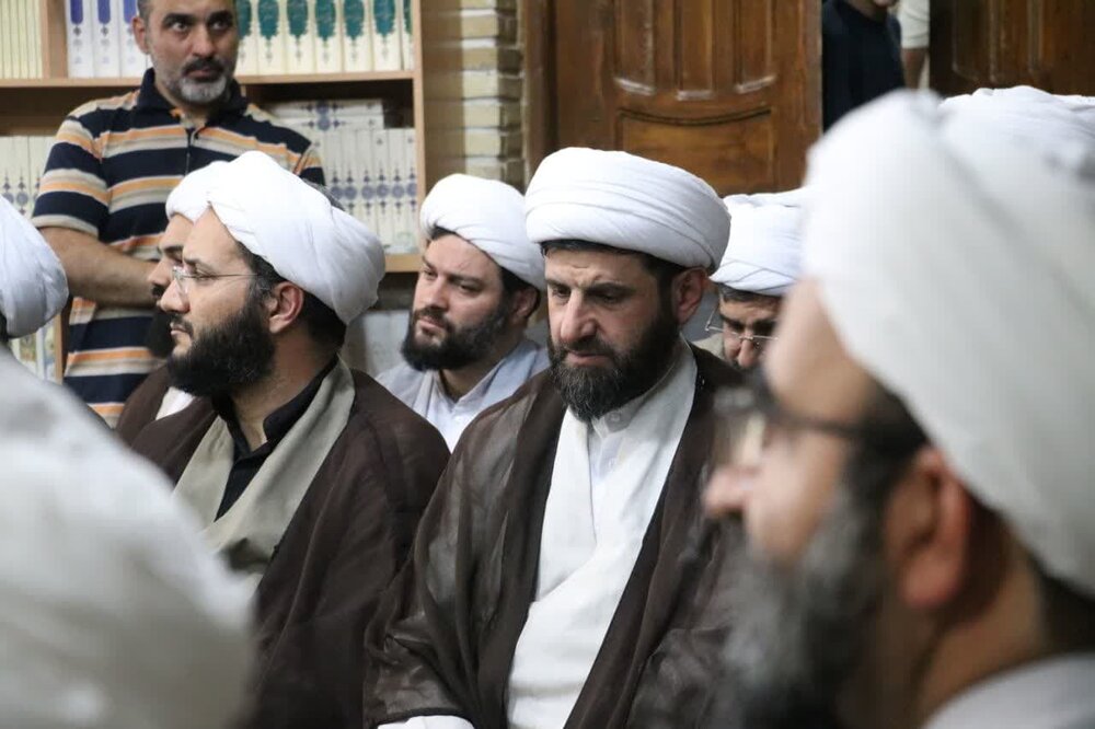 اشک جانسوز طلاب تهران در سوگ شهادت خادمالرضا علیهالسلام+ عکس