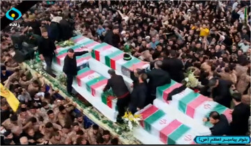 فیلم | گوشه‌هایی از تشییع  باشکوه سیدالشهدای خدمت و همراهانش در بلوار پیامبر اعظم قم