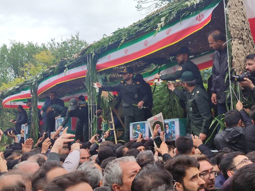 حضور جمعی از طلاب و کارکنان مدرسه علمیه ملاابراهیم اردبیل در مراسم تشییع رئیس جمهور