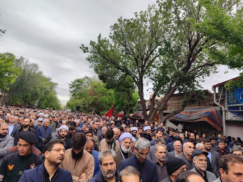 حضور جمعی از طلاب و کارکنان مدرسه علمیه ملاابراهیم اردبیل در مراسم تشییع رئیس جمهور