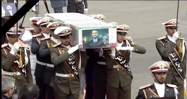 ईरानी राष्ट्रपति और उनके सहयोगियों के शव तेहरान के मेहराबाद हवाई अड्डे पर पहुंचे