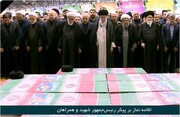 فیلم |  اقامه نماز بر پیکر رئیس جمهور شهید و همراهانش توسط رهبر انقلاب