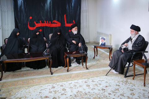 تصاویر/ حضور رهبر انقلاب در منزل رئیس‌جمهور شهید حجت‌الاسلام والمسلمین رئیسی