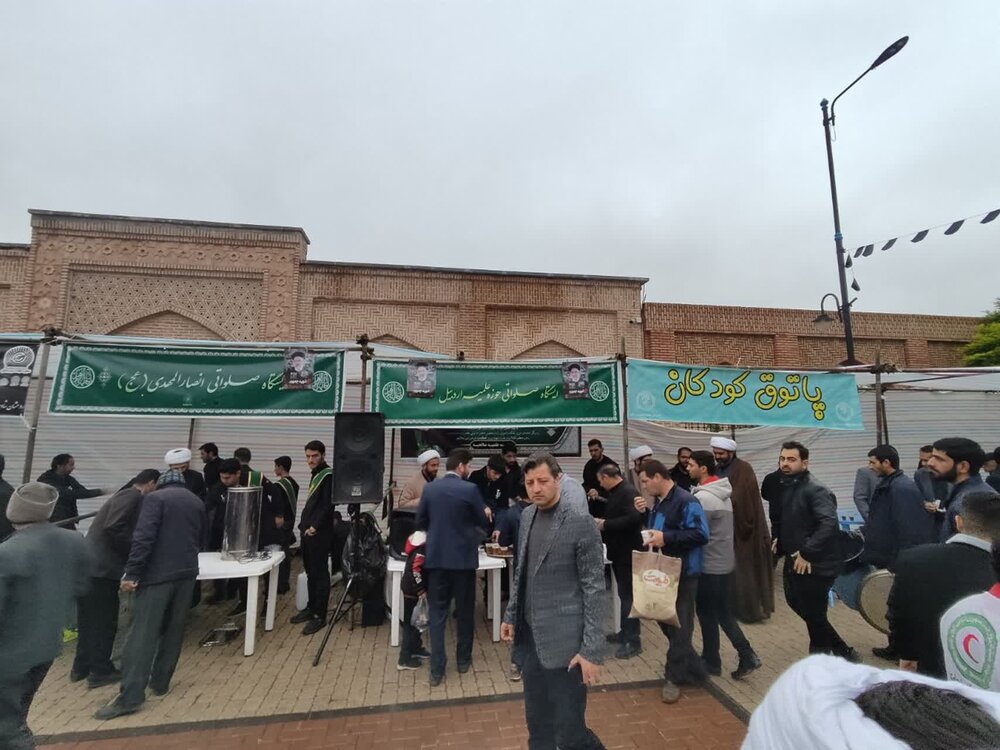 ایستگاه صلواتی حوزه علمیه اردبیل در محل تجمع بزرگ اردبیلی ها برای رئیس جمهور شهید
