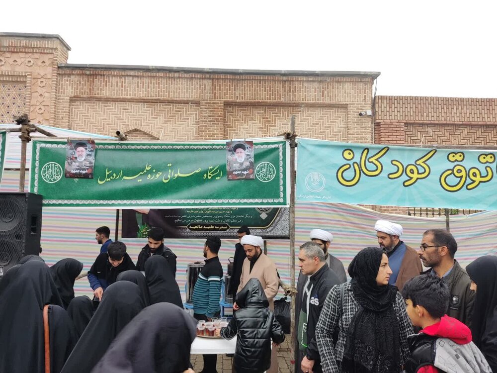 ایستگاه صلواتی حوزه علمیه اردبیل در محل تجمع بزرگ اردبیلی ها برای رئیس جمهور شهید