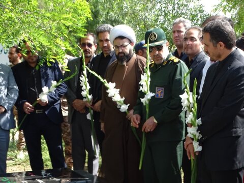 تصاویر/ غبار روبی مزارشهدا و ادای احترام به مقام شامخ شهدا بمناسبت گرامیداشت سوم خرداد در چهاربرج