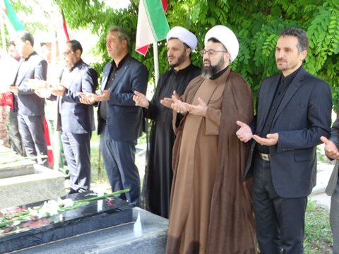 تصاویر/ غبار روبی مزارشهدا و ادای احترام به مقام شامخ شهدا بمناسبت گرامیداشت سوم خرداد در چهاربرج