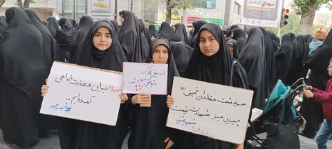 تصاویر/حضور طلاب و کادر مدرسه علمیه حضرت زهرا(س)سنجان در کاروان عزاداری خادمین امت