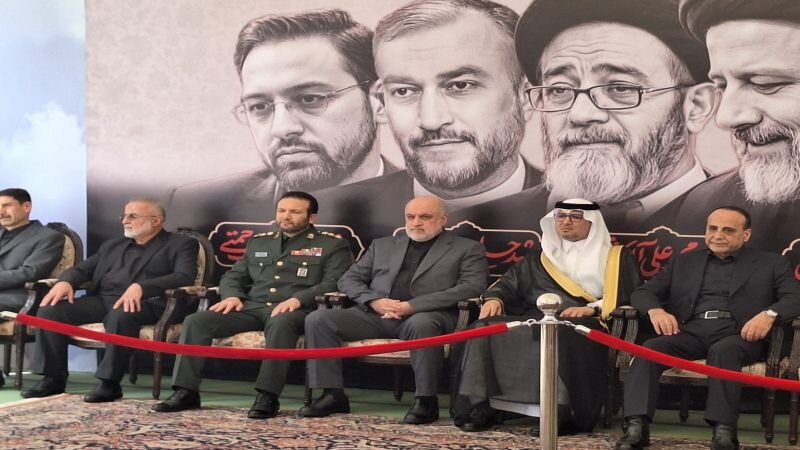 حضور شخصیت های سیاسی و دینی در سفارت ایران در لبنان برای تسلیت شهادت رئیسی + تصاویر