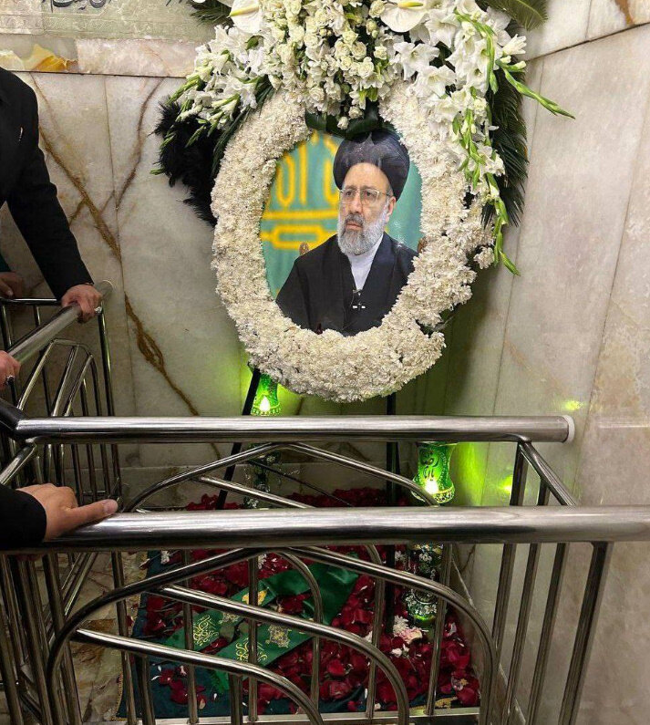 جثمان الرئيس الشهيد يوارى الثرى بالحرم الرضوي الشريف +فيديو وصور