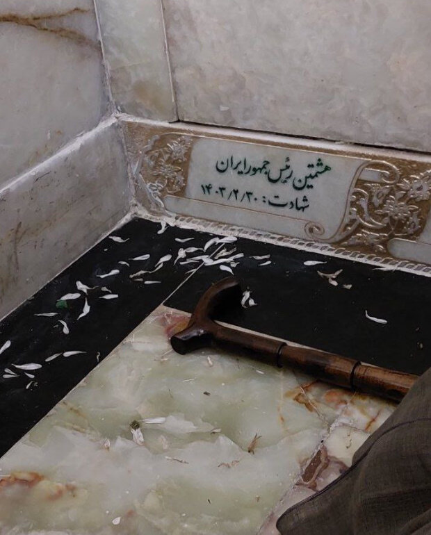 جثمان الرئيس الشهيد يوارى الثرى بالحرم الرضوي الشريف + فيديو وصور