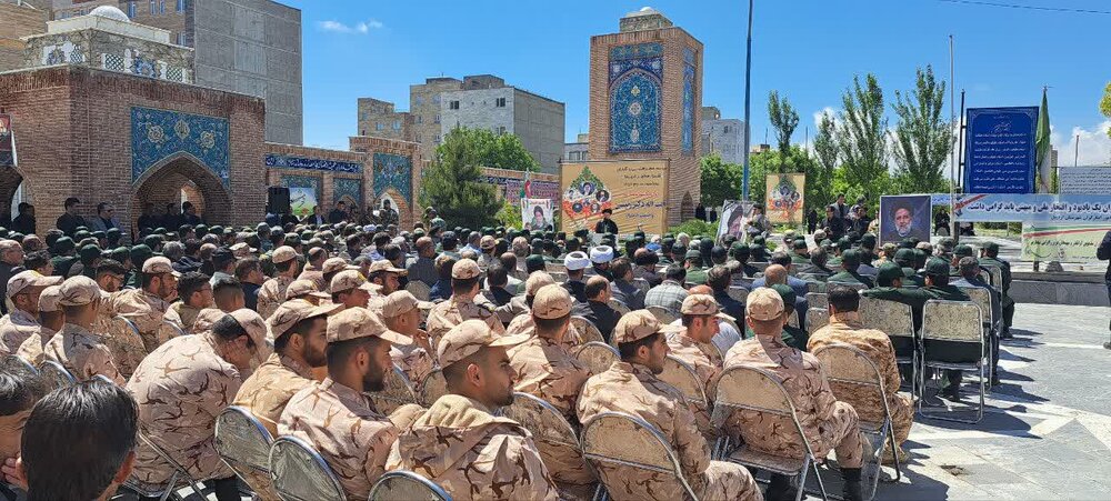 حضور جمعی از نظامیان اردبیل در گلزار شهدای اردبیل به مناسبت سالروز آزاد سازی خرمشهر