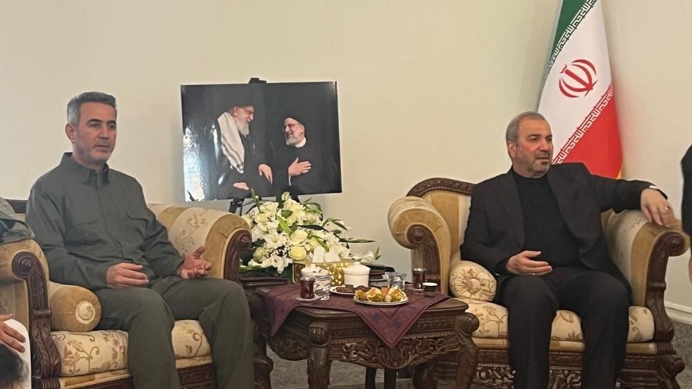 अबू महदी अल-मुहंदिस के उत्तराधिकारी शहीद रईसी और उनके साथियों को श्रद्धांजलि देने के लिए ईरान पहुंचे