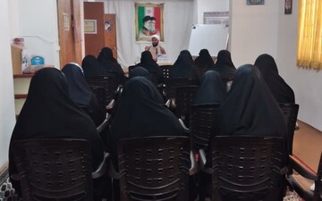 دشمن در صدد به ابتذال کشیدن قلب خانواده یعنی مادران است