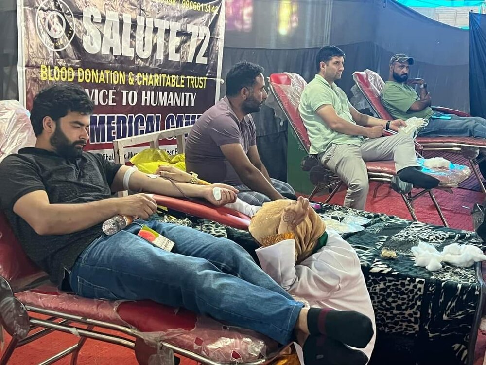 کشمیر میں شہدائے خدمت کو منفرد انداز میں خراجِ تحسین؛ مؤمنین نے خون کا عطیہ دیا