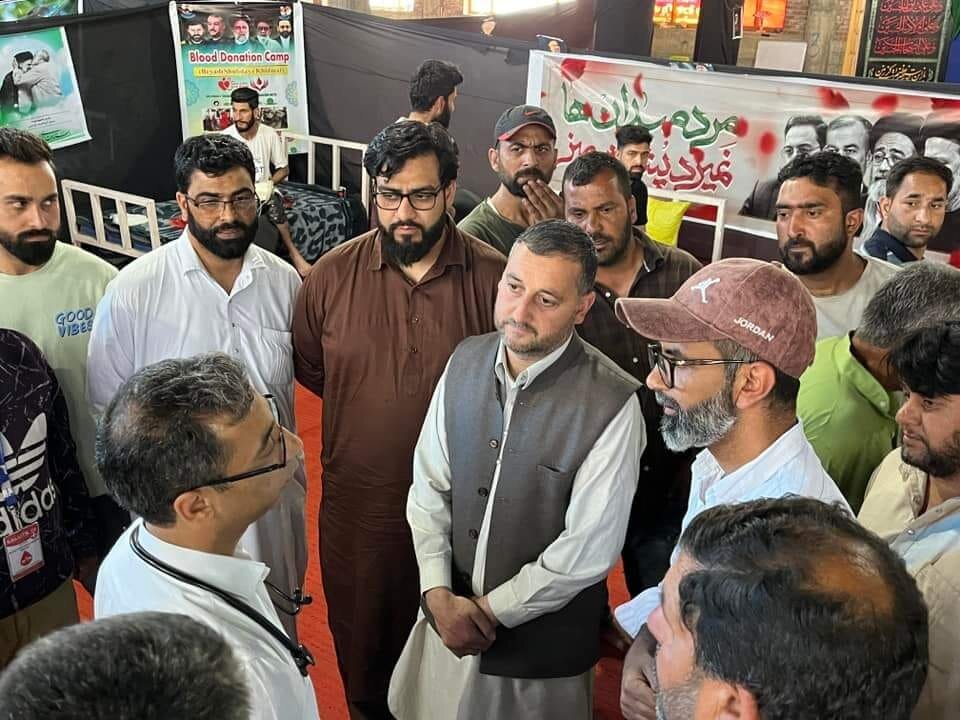 کشمیر میں شہدائے خدمت کو منفرد انداز میں خراجِ تحسین؛ مؤمنین نے خون کا عطیہ دیا