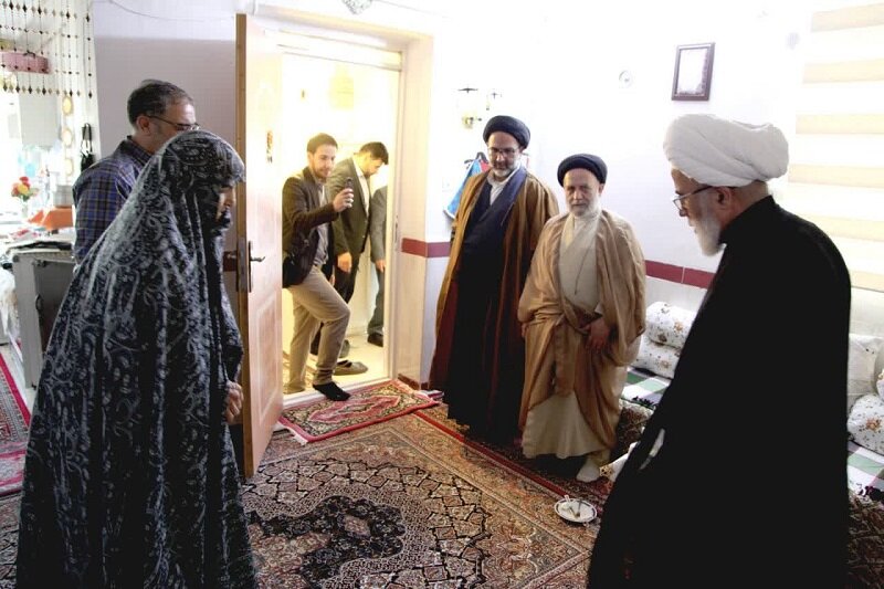 عیادت امام جمعه کرمانشاه از روحانیون پیشکسوت تبلیغ شهر کرمانشاه