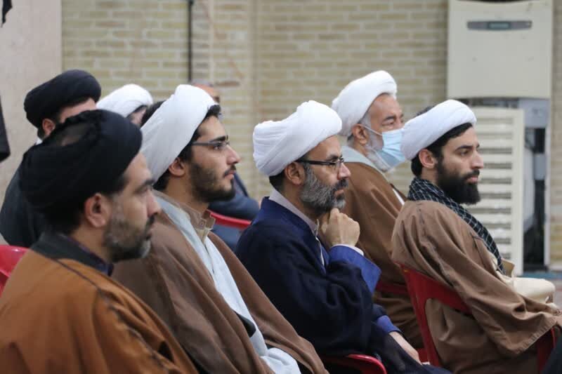 زعامت جامعه شیعی، مهم‌ترین وظیفه عالمان در عصر غیبت