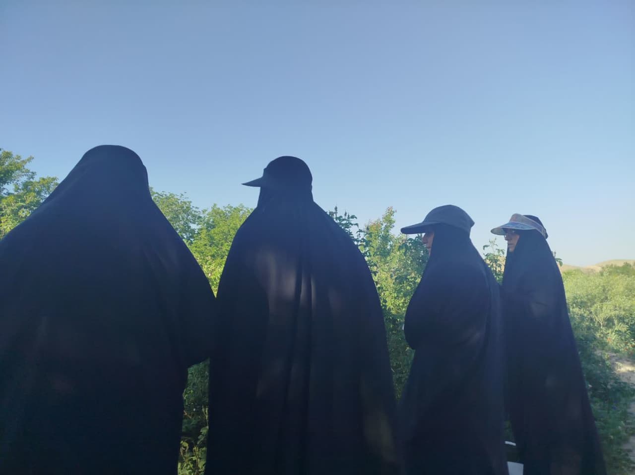تصاویر/ حضور طلاب جهادی موسسه آموزش عالی ریحانة النبی (س) اراک در چیدن گل های محمدی
