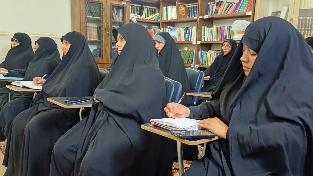 برگزاری نشست تاثیرگذاری نقش رئیس جمهور شهید در دین با تلاش طلاب خواهر در دلوار + عکس