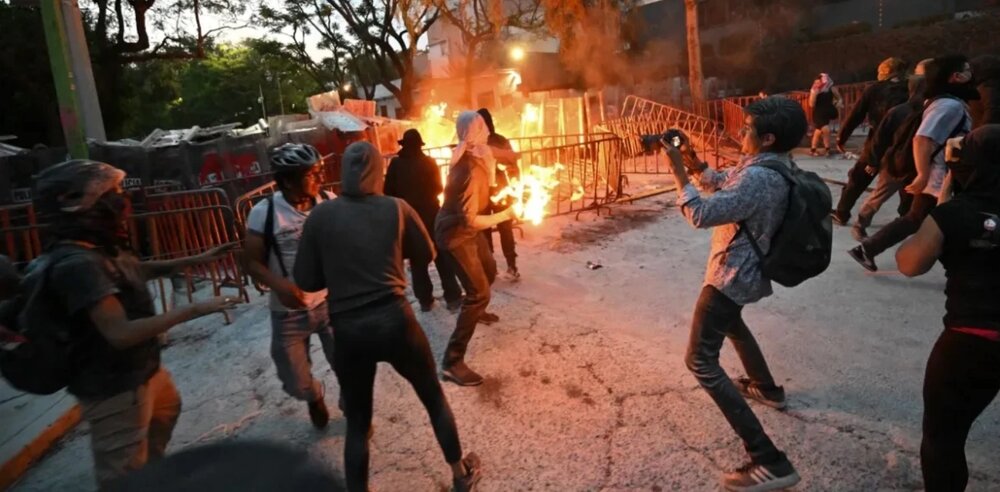 مردم مکزیک به سفارت رژیم صهیونیستی در این کشور حمله کردند