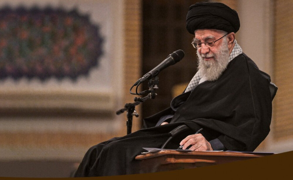 الإمام الخامنئی: البراءة من الكيان الصهيوني وأمريكا يجب أن تتخطّى موسمَ الحجّ إلى المسلمين جميعاً الإمام الخامنئی: البراءة من الكيان الصهيوني وأمريكا يجب أن تتخطّى موسمَ الحجّ إلى المسلمين جميعاً
