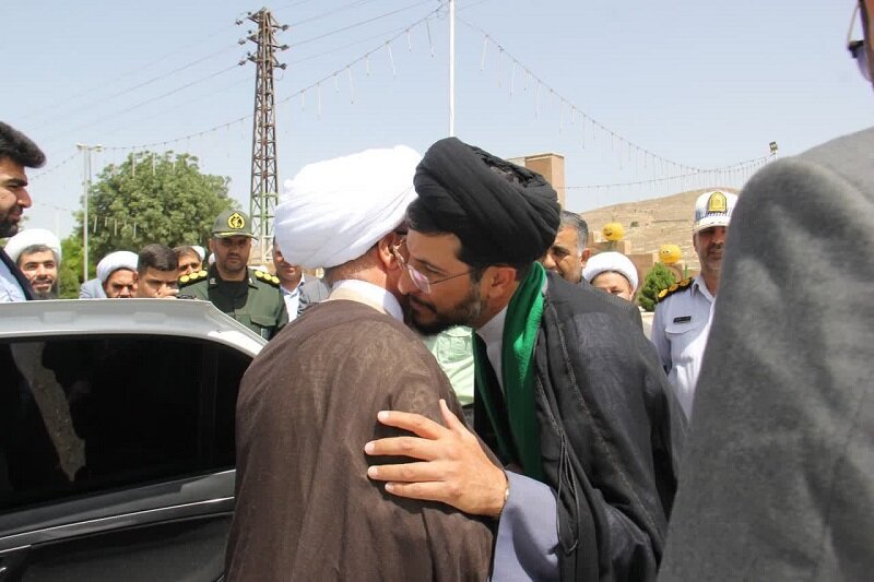 غباروبی «گلزار شهدای اسلام آباد غرب» توسط امام جمعه کرمانشاه+ عکس