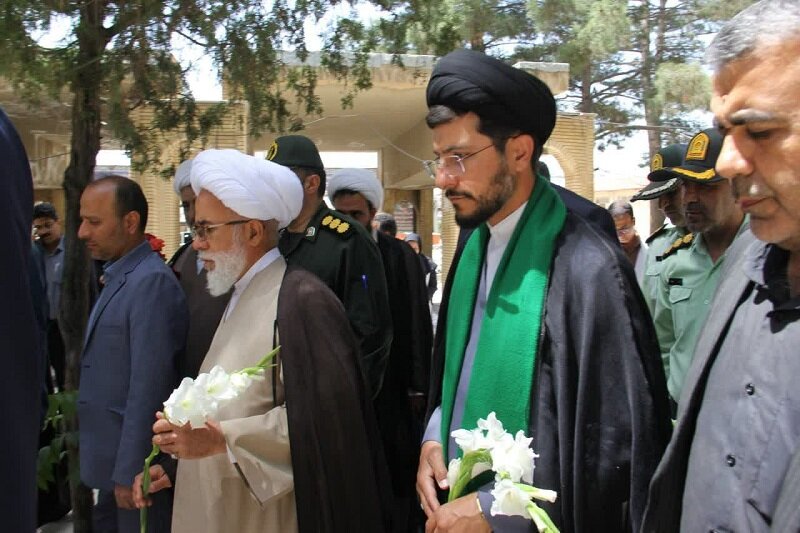 غباروبی «گلزار شهدای اسلام آباد غرب» توسط امام جمعه کرمانشاه+ عکس