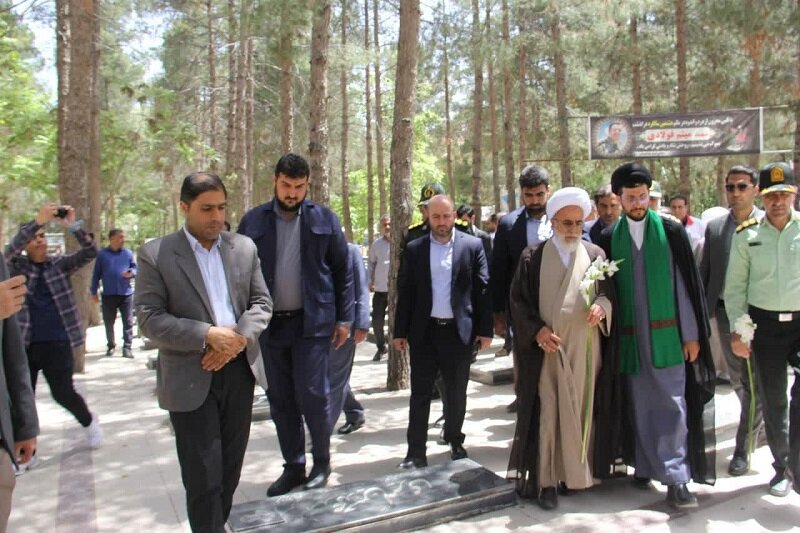 غباروبی «گلزار شهدای اسلام آباد غرب» توسط امام جمعه کرمانشاه+ عکس