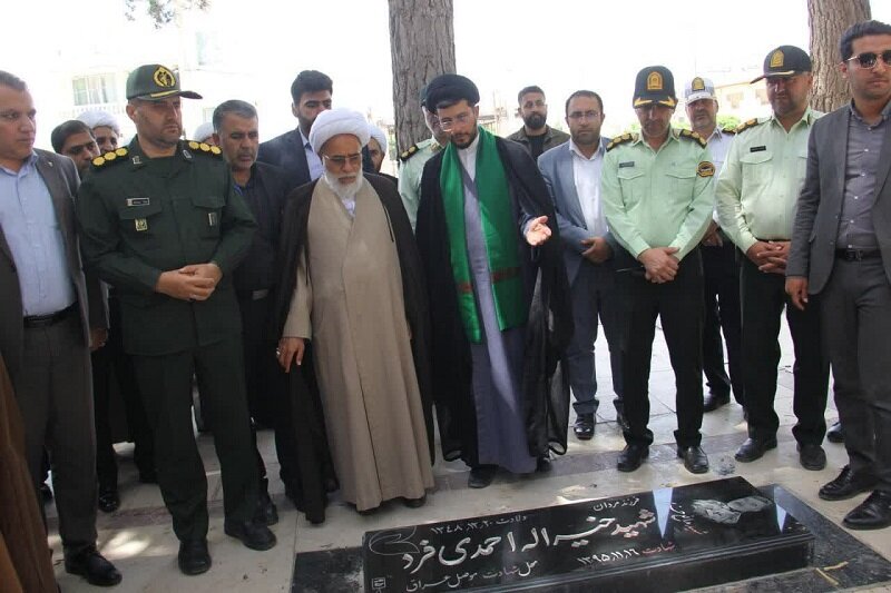 غباروبی «گلزار شهدای اسلام آباد غرب» توسط امام جمعه کرمانشاه+ عکس