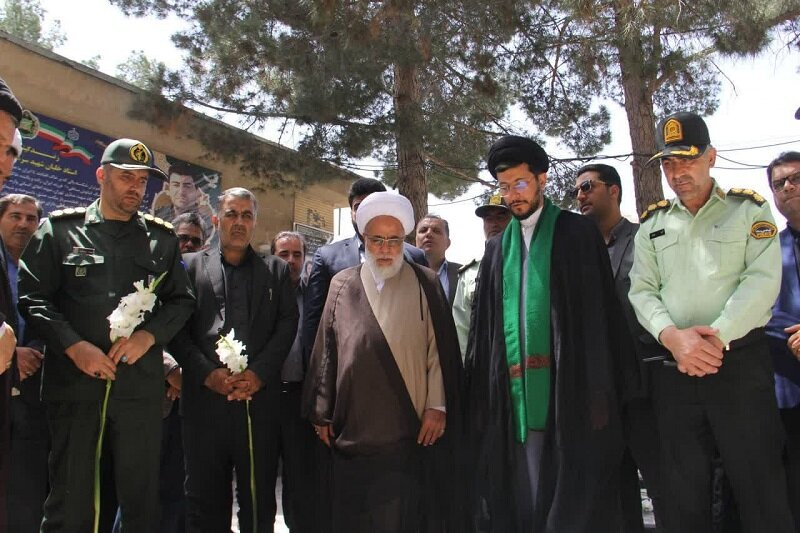 غباروبی «گلزار شهدای اسلام آباد غرب» توسط امام جمعه کرمانشاه+ عکس