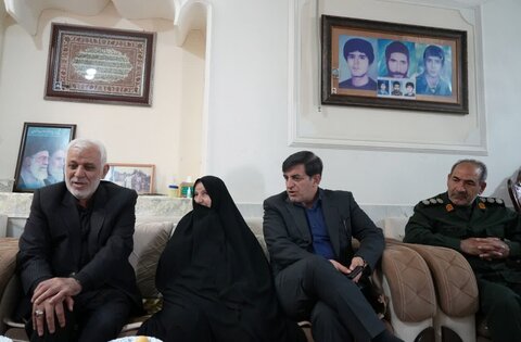 تصاویر دیدار استاندار لرستان با خانواده شهیدان علی بخشی در الیگودرز