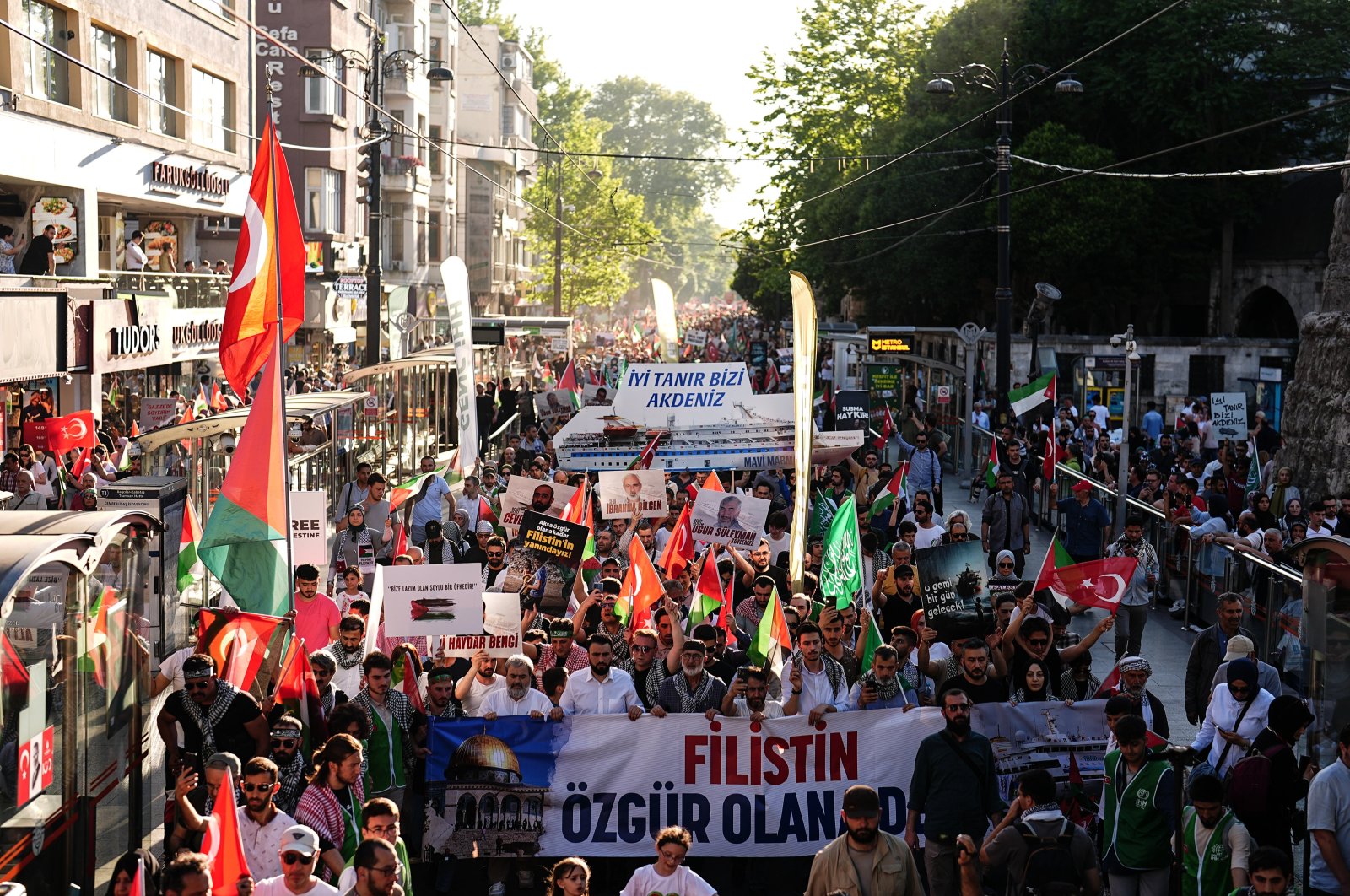 راهپیمایی مردم ترکیه در حمایت از فلسطینیان و گرامی‌داشت قربانیان کشتیِ امدادرسانی ماوی مرمره