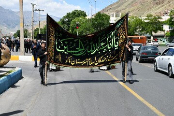 تصاویر/ عزاداری خیابانی مردم ماکو در سوگ امام خمینی(ره)